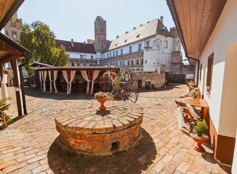 Břeclav blízko hraníc a Lednicko-valtického areálu: Zámecký penzion Rotunda s raňajkami + parkovanie zadarmo