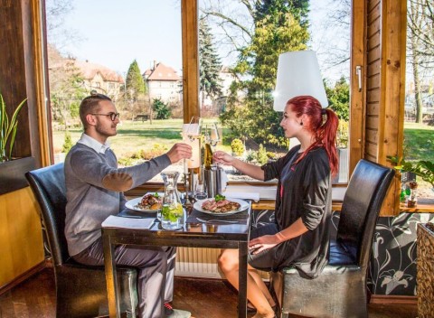 Nový Bor: Hotel Morris **** s polpenziou, bazénom a parádnym balíčkom procedúr.