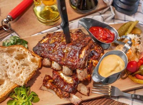 Bravčové rebrá alebo koleno - grilované špeciality v Ristorante Mottolino v Ružinove.