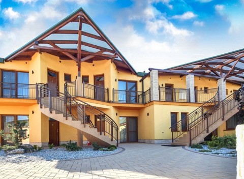 Kúpele Veľký Meder luxusne v Penzióne Margaréta s raňajkami a bazénom.