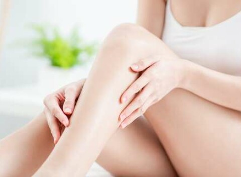 Úprava obočia, depilácia cukrovou pastou alebo samostrhávacím voskom v salóne profesionálnej kozmetičky