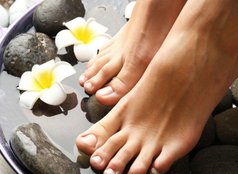 Mokrá pedikúra s peelingom a masážou - na výber z 3 nechtových balíčkov.