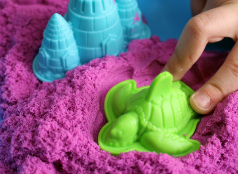 Kinetický piesok – kreatívny, zábavný a upokojujúci, na výber prírodný či farebný.