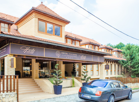 Budapešť: moderný Hotel Tiliana **** so vstupom do kúpeľov, raňajkami a vínom.