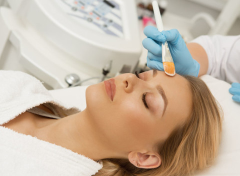 Hĺbkové čistenie pleti s masážou tváre a farbením obočia v Tanila Beauty.