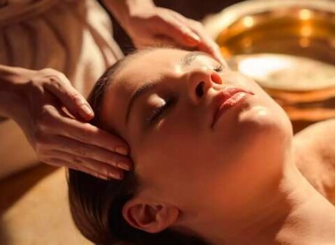 Thajské masáže hlavy, chodidiel, chrbta aj ramien v salóne NUAT Thajské masáže