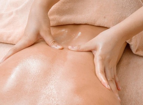 Liečivé aromaterapeutické masáže s komplexným prístupom a kvalitnými esenciálnymi olejmi.