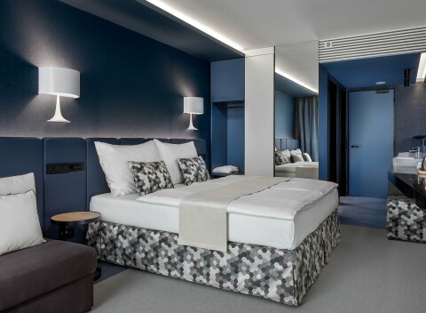 Praha priamo v centre: Luxusný 5* Hotel Urban Creme s vínom, skorším príchodom/neskorším odchodom a raňajkami