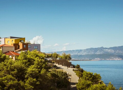 Vrbnik iba 110 m od pláže vo vinárskom Hoteli Vinotel Gospoja **** s raňajkami či polpenziou a krytým bazénom