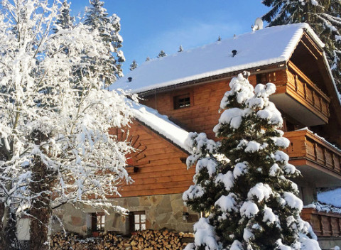 Chata priamo pod lyžiarskym svahom v Javorníkoch pre jednotlivcov i skupiny - aj pobyty so skipasom.