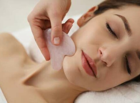 Lymfodrenážna masáž tváre a dekoltu GUA SHA s bambuckým maslom