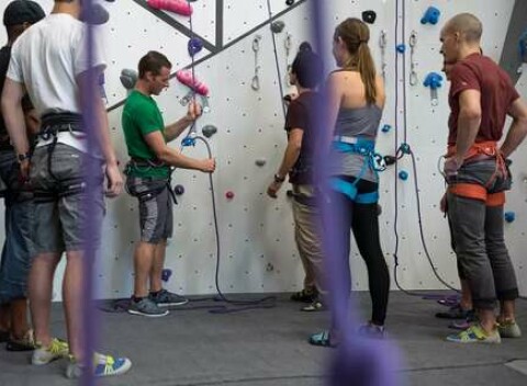 Kurzy lezenia na umelej stene pre začiatočníkov aj pokročilých