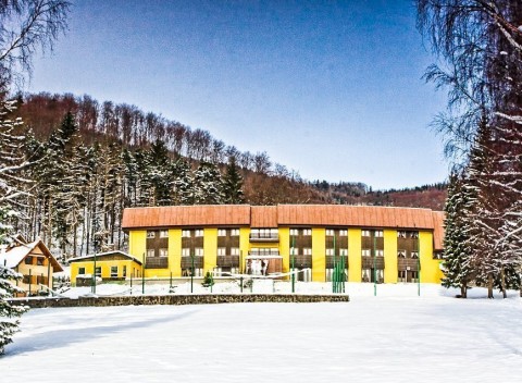 Javorníky len 100 m od vleku v Hoteli František s bazénom a polpenziou.