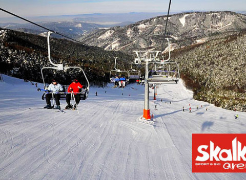 Zbaľte lyže, snowbordy a priateľov. Celodenný skipass do strediska Skalka arena, Kremnica.