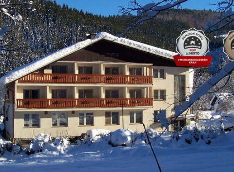 Beskydská pohostinnosť v ocenenom rodinnom hoteli U Studánky s polpenziou, masážou a vírivkou.