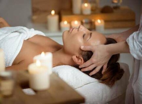 Ajurvédske masáže v Boho Beauty Clinic - Tradičné techniky s použitím horúcich bylinných olejov a štetcov