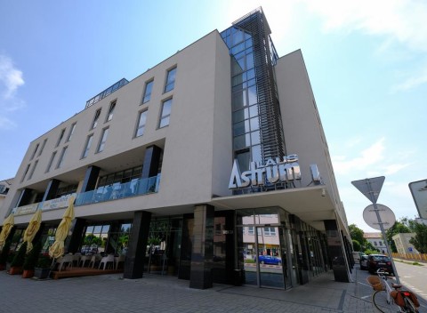 Business Hotel Astrum Laus**** s moderným interiérom a wellness priamo v centre Levíc.