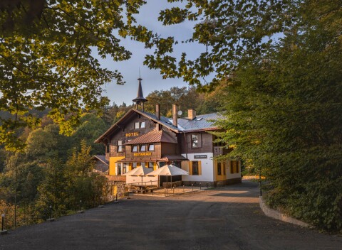 Liberec blízko ski areálov: Hotel a lovecký zámeček Orion *** s raňajkami či polpenziou + parkovanie zadarmo