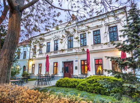 Romantika na Južnej Morave: Hotel Drnholec *** s polpenziou a relaxom v privátnych kúpeľoch + sekt a jahody