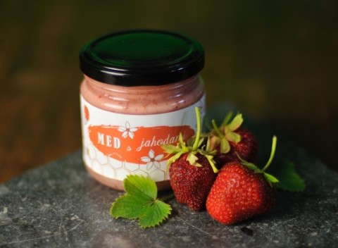 Prvotriedny slovenský med s prírodnými príchuťami z rodinného včelárstva.