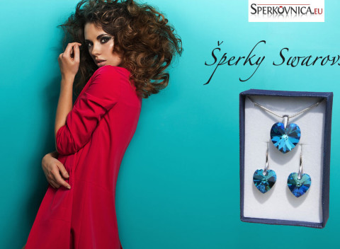 Set SWAROVSKI: elegantné náušnice a prívesok v tvare srdca v darčekovej krabičke.