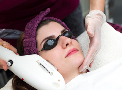 Manuálne hĺbkové čistenie pleti s IPL svetlom v Lumines beauty center.