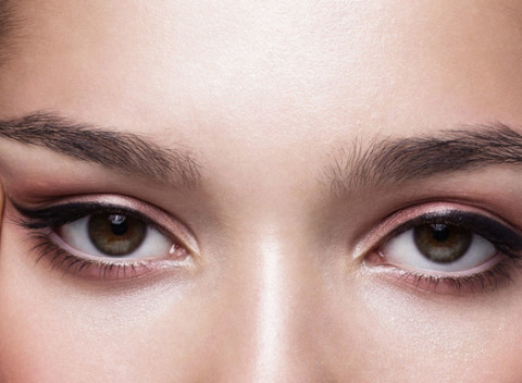 Permanentný make-up, prirodzené 3D čiarkované obočie alebo mihalnice.