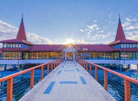 Hévíz v Hoteli Erzsébet *** s polpenziou a neobmedzeným wellness (vírivka, sauna) + vstup k termálnemu jazeru