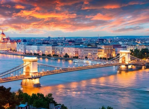 Hotel Atlas City v centre Budapešti pár krokov od metra s dieťaťom do 12 rokov zdarma.