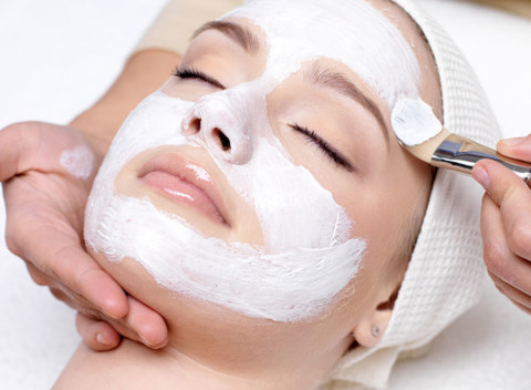 Chemický peeling – ošetrenie pleti AHA a BHA kyselinami - svieža a hladšia pleť.