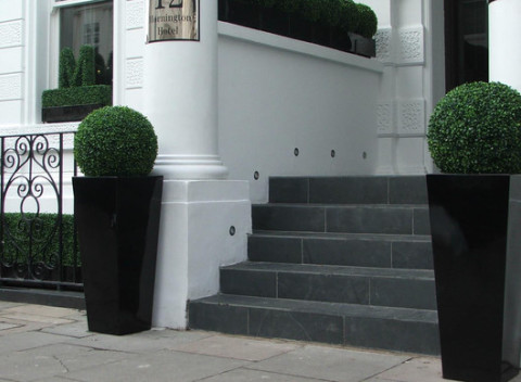 Vkusná a elegantná dekorácia - vždy zelený umelý guľatý buxus alebo kvetináč.