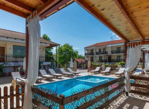 Grécky ostrov Thassos letecky - krásna pláž s bielym pieskom, ubytovanie v štúdiách Porto Marina s vlastným bazénom a polpenziou