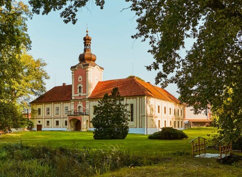 Pobyt neďaleko Prahy na rodinnom Zámku Lešany v jednej zo štýlových izieb + raňajky formou bufetu a bowling