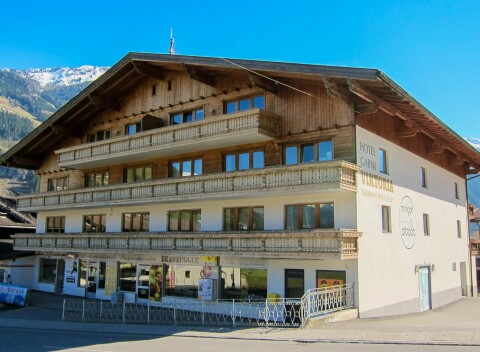 Údolie Zillertal neďaleko lanoviek v Hoteli Garni Viktoria s raňajkami či polpenziou + poukaz na bazény/saunu