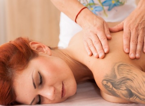 Klasická masáž alebo masáž lávovými kameňmi - relax, pozitívna energia a uvoľňujúci účinok.