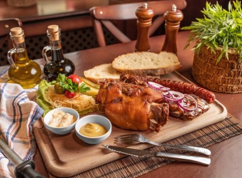 Mäsové kombo alebo rezeň s hranolkami vo Wolker restaurant v Bratislave.