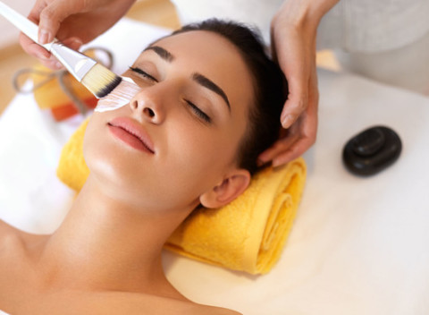 Ošetrenie pleti – na rozjasnenie a zjemnenie vrások, akné či nepekných jazvičiek.