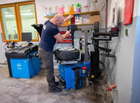 Kompletné prezutie pneumatík s vyvážením alebo prehodenie kolies na diskoch s vyvážením + kontrola vozidla