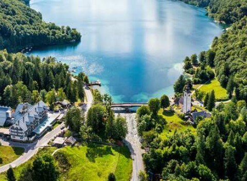 4-hviezdičkový hotel Jezero len 100 m od slovinského Bohinjského jazera s raňajkami a bazénom