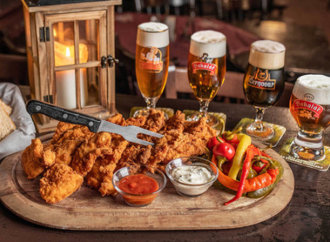 Kilová porcia chutných rezňov pre čtyroch a 4 pivné špeciály k tomu v Českej pivnici.