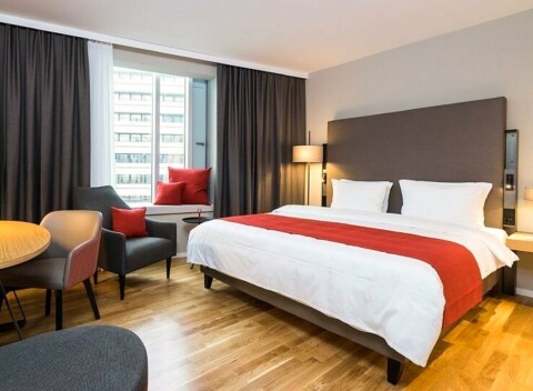 Hamburg v Hoteli Holiday Inn Hamburg – City Nord **** s raňajkami, saunou na 18. poschodí + fitness centrum