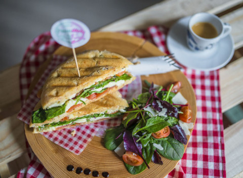 Pravé panini z pravých talianskych surovín a nápoj v Primitivo. Explózia chutí a wau.