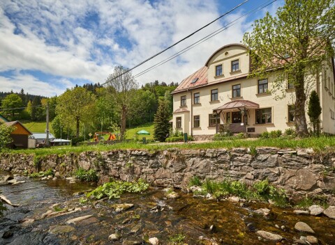 Krkonošský národný park: Pobyt v horskej Boude Morava *** s raňajkami/polpenziou + ihrisko a úschovňa bicyklov