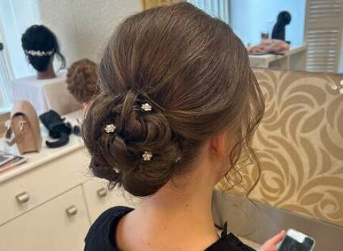 Spoločenský alebo svadobný účes s make-upom aj farebné zapletané copy od profesionálnej kadernÍčky