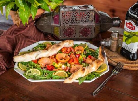 Zeleninový šalát s údeným lososom, olivovým olejom a bagetkou v reštaurácii Oáza pri Draždiaku