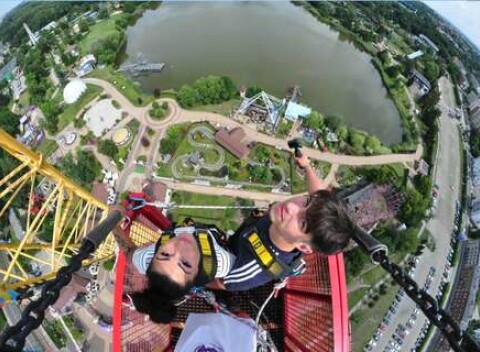 Extrémny bungee jumping z 90 metrovej výšky v poľskom Chorzówe