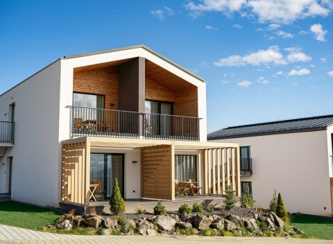 Vysoké Tatry pri ski areáloch: Pobyt v Royal Village s raňajkami formou bufetu + vstup do wellness a Prosecco