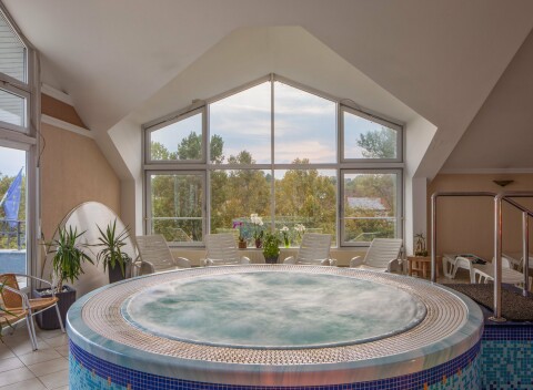 Pobyt pri Balatone: Kristály Hotel Keszthely **** s polpenziou a neobmedzeným wellness + zľavy na procedúry