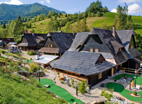 Krásne dobové drevenice Jánošíkov dvor s raňajkami a dieťaťom do 12 rokov zdarma.