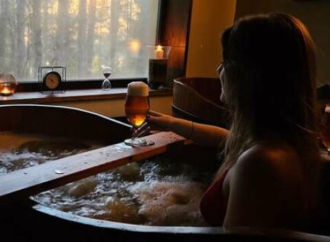 Pivný kúpeľ v drevenej kadi v Drevenice Terchová Resort